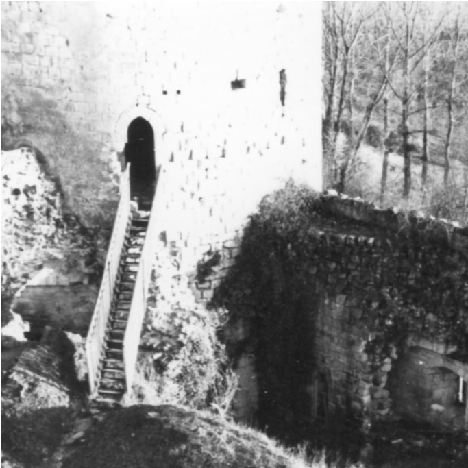 Vue de la butte sous l'escalier avant la fouille.