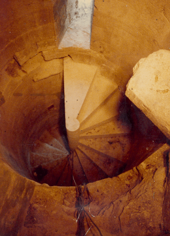 Vue de l'escalier de la Tour de Bois Berthier stage Monuments historiques