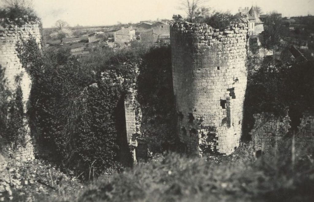 Vue de la tour Saint michel et cour interieure avant les travaux professionnel